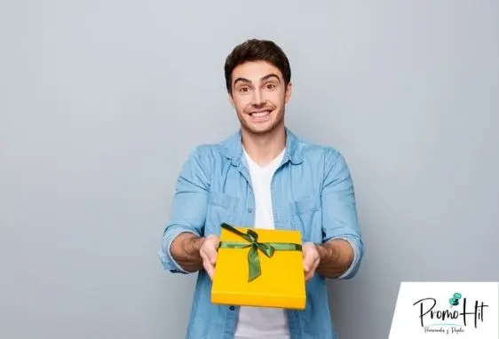 Hombre sonriente entregando un regalo