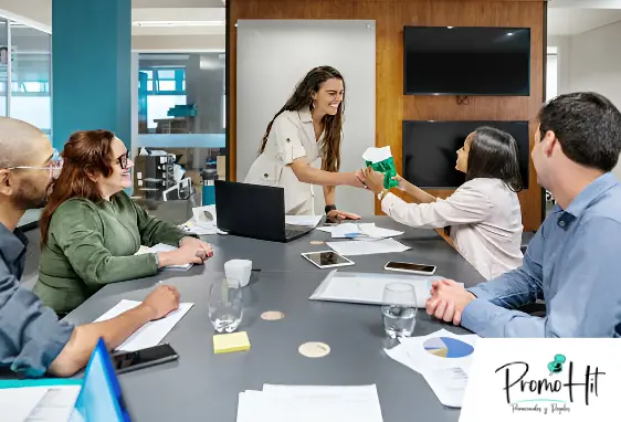 Mujer entregando un regalo corporativo a otra