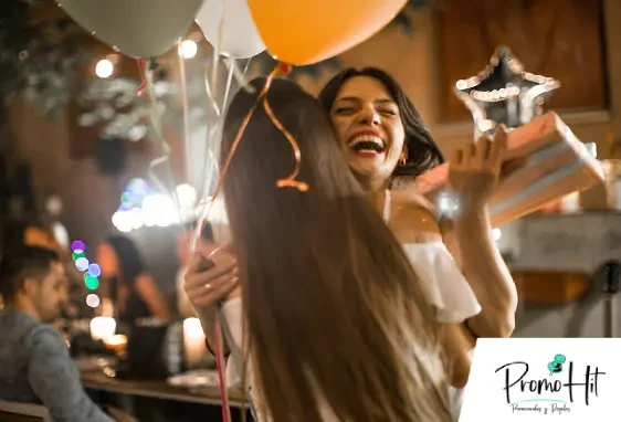 Mujeres celebrando