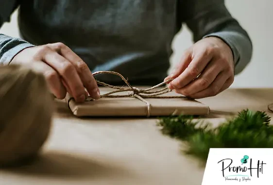 Persona abriendo un regalo