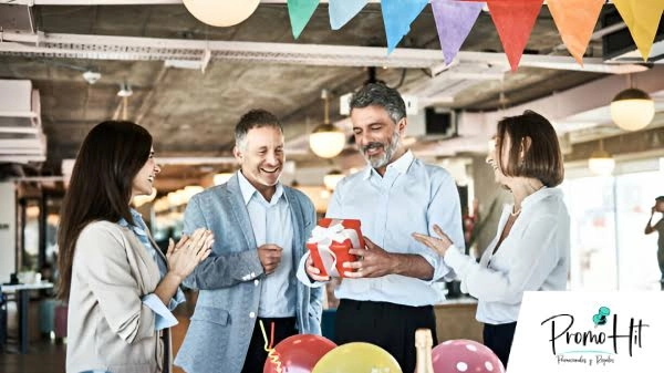 Personas festejando en una celebración