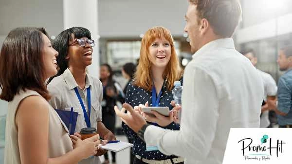 Personas reunidas en un evento corporativo