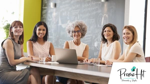 Equipo de trabajo de mujeres reunido