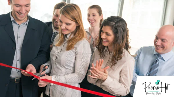 Mujer cortando un listón de inaguración