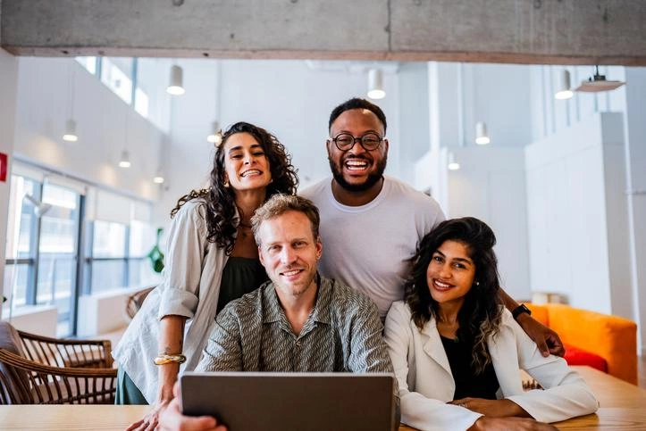 Ejemplos de artículos promocionales de uso diario como libretas y termos