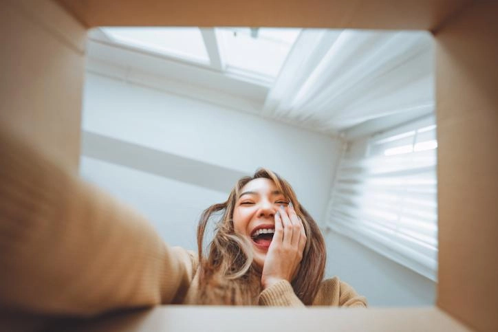 Mujer abriendo un regalo