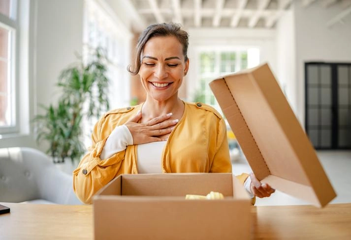 Mujer abriendo una caja