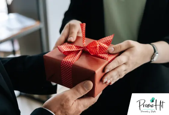 Mujer entregando un regalo