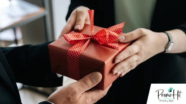 Mujer entregando un regalo