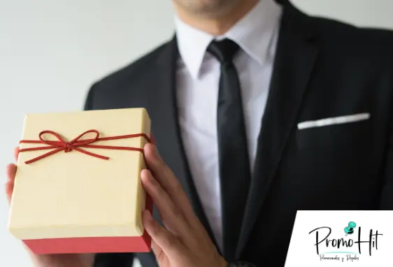 Hombre entregando un regalo empresarial