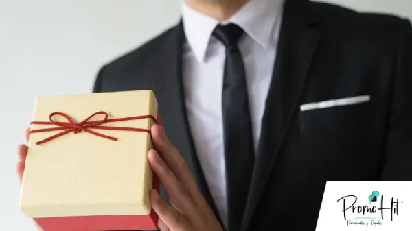 Hombre entregando un regalo empresarial
