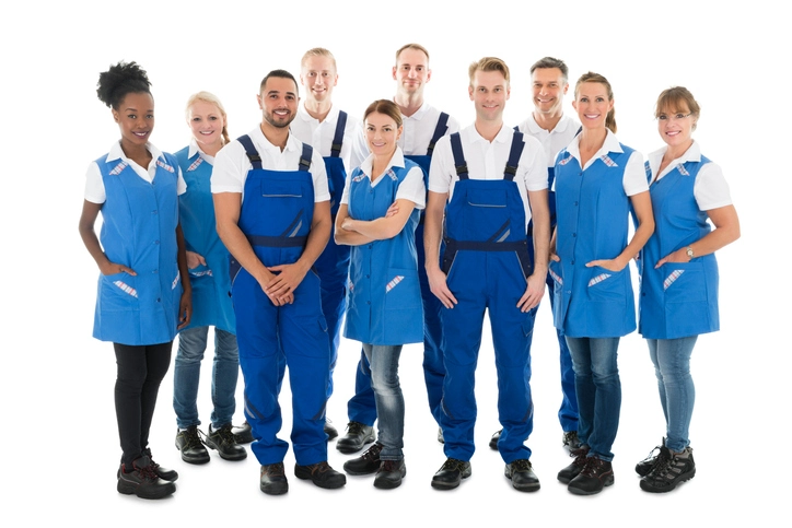 Equipo empresarial con prendas corporativas personalizadas