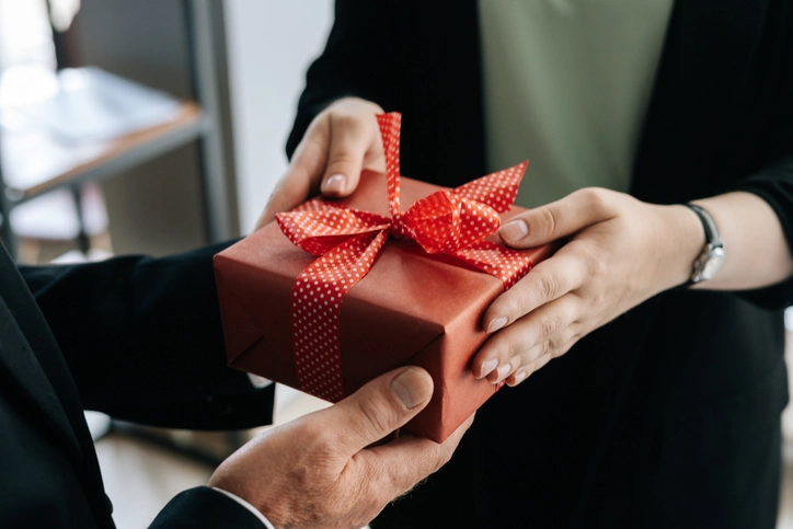 Personalización de regalos VIP empresariales con PromoHit