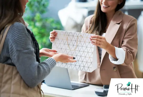 Mujer entregando regalo a otra mujer